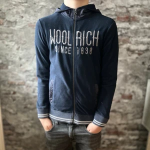 Woolrich Cardigan - Mycket fint skick, inga defekter. Storlek 12/XS  passar dig som är mellan 155-165cm ungefär. Nypris ca 2500kr. Modellen är 160cm, 50kg . Skriv för mer information!🤝
