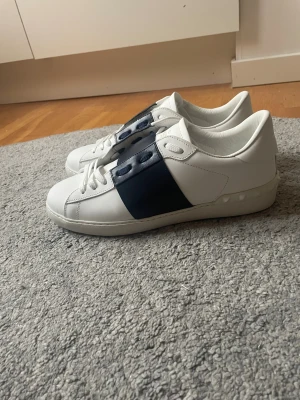 Valentino Garavani open vita sneakers - Snygga vita sneakers från Valentino Garavani. Nästan helt oandvända, vid frågor eller funderingar tveka inte på att höra av dig, priset är förhandlingsbart!
