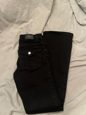 Svarta  bootcut jeans från Gina - Snygga svarta bootcut jeans med låg midja och fickor från Gina. Helt oanvända. 