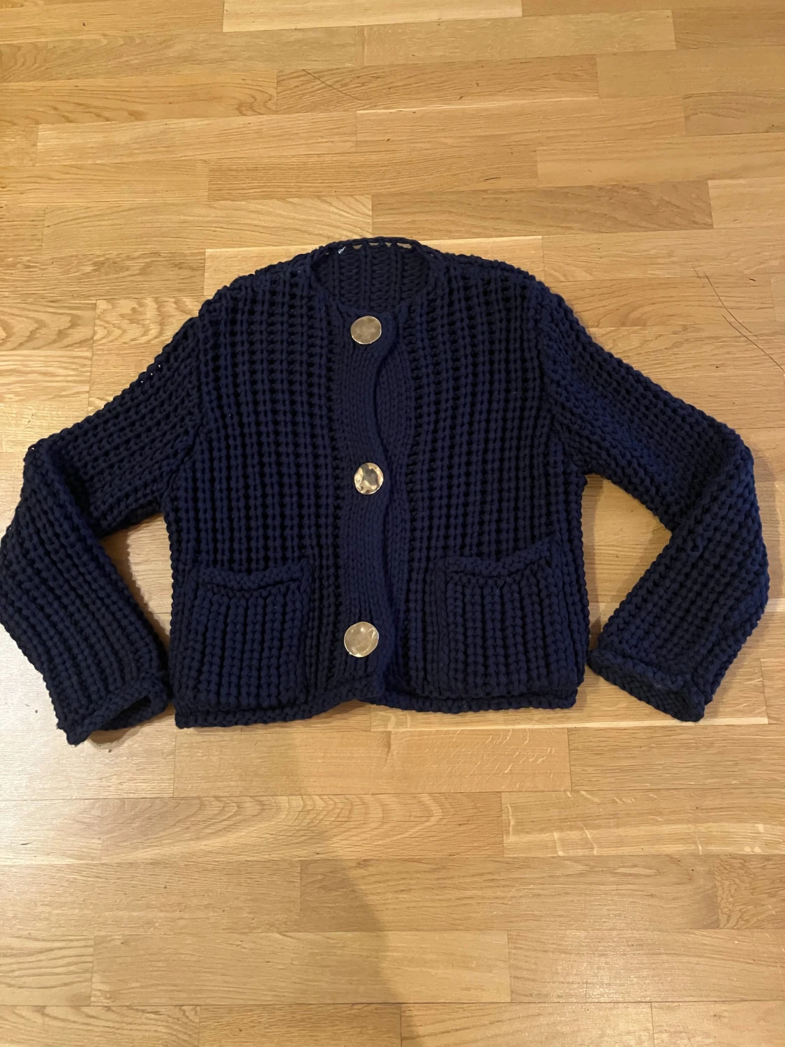 Mörkblå stickad kofta med stora knappar