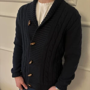 Ted Baker kofta - Otroligt fet cardigan / kofta med sköna knappar ifrån Ted Baker!                                                         Pris kan diskuteras!