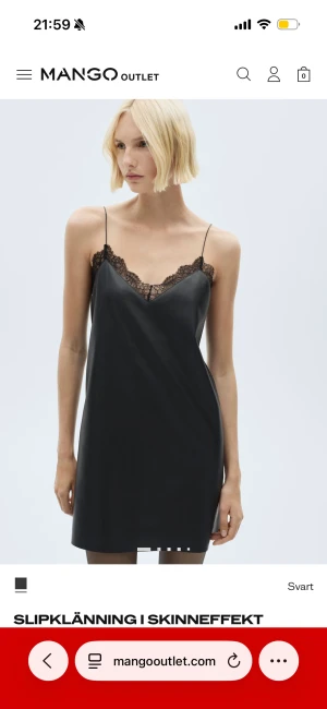 Svart slipklänning med spets från Mango - Har aldrig använt och säljs inte längre på mango. Original pris: 530 kr🩷