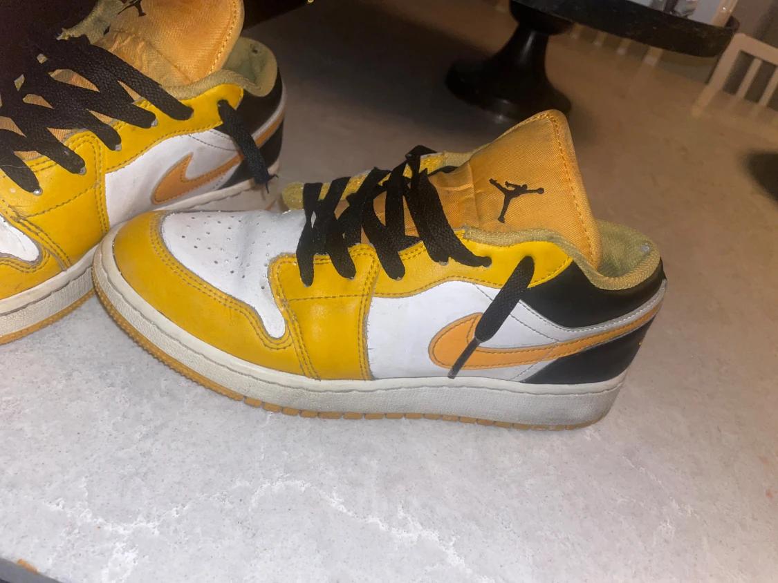 Nike Jordan 1 Low gul och svart - 2