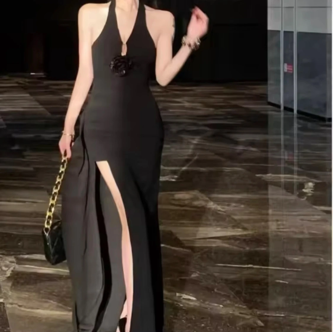 Svart långklänning med slits och halterneck + present ( midja kedja i bilden) - 2