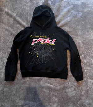 Pink spider hoddie  - Säljer en mycket bra skick pink spider hoodie. Knappt använd, storlek S. Pris kan diskuteras. Hoodien är helt äkta 