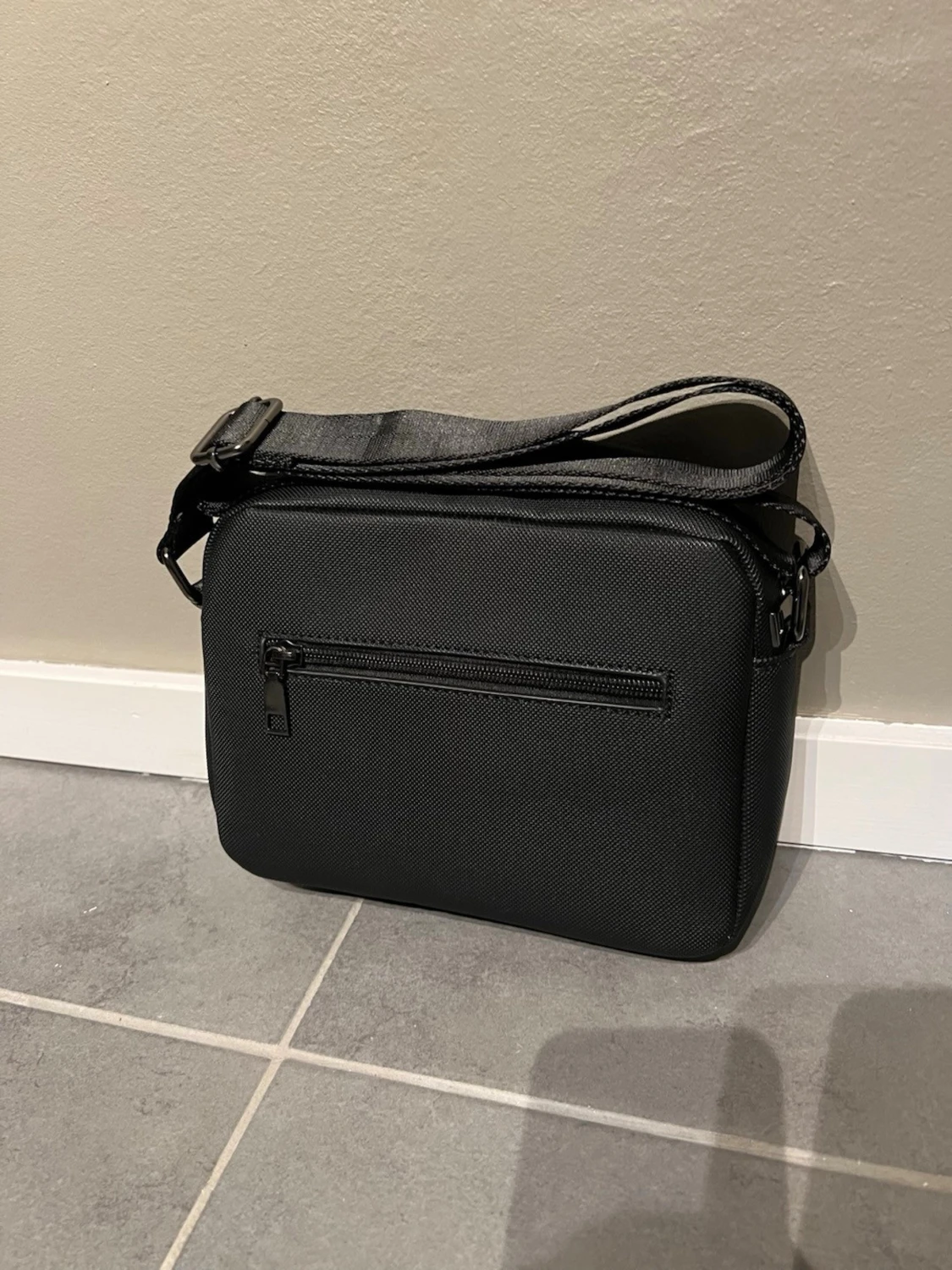 Svart axelväska från Lacoste - 1