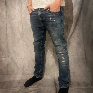 Nudie jeans - Tja! Vi säljer ett par snygga jeans från nudie med slitningar både på bak och framsida!