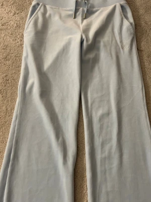 Mjukisbyxor xs juicy couture - Säljer dessa ljusblå mjukisar från juicy couture använda 2 ggr! Ny skick!