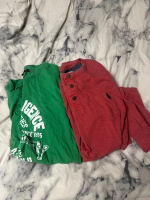 Grön Jack & Jones t-shirt XL - Snygg grön t-shirt från Jack & Jones i storlek XL med stort vitt tryck framtill. Klassisk passform och rund halsringning, perfekt för en avslappnad stil. Och en snygg röd långärmad. Tillverkad i mjuk bomull som känns skön mot huden.