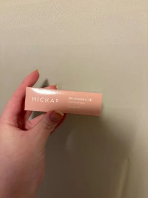 Hickap Blush & Lips Stick Rosewood Pink - Blush & Lips Stick från Hickap i färgen Rosewood Pink. Krämig stick i en snygg rosa förpackning, perfekt för både kinder och läppar. Färgen är en mjuk, rosenträrosa nyans som ger ett fräscht och naturligt resultat. Enkel att applicera och smälter fint in i huden.