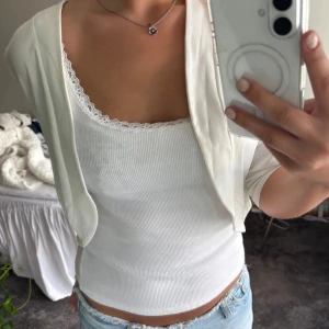 Vit bolero - Fin vit bolero i mycket bra skick. Hittar inte storleken men den sitter som st S