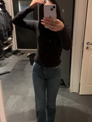 Midwaist med raka ben  - Hej säljer domhär jätte fina byxorna för dom har blivit för små, dom är i jätte bra skick!!  Pris kan diskuteras vid snabb affär!! 