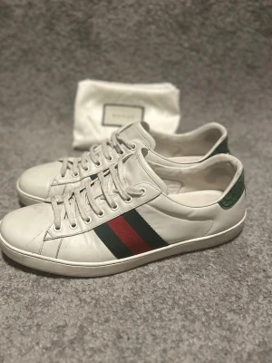 Gucci ace sneakers  - |Tja! Ett par otroligt snygga Gucci ace sneakers i en skön och trendig modell ❗️| Skick 8,5/10 väldigt bra skick över lag vilket ni ser☑️| Storlek: 43, true to size skulle jag ändå säga📏| Nypris: ca 7000kr-💵| Färg: vit, som på bilden🤍| Fraktar spårbart via postnord eller instabox📦| Hör av er för mer information!| Ha de fint👊
