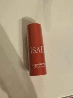 Isadora Blush Stick Coral Rose 44 - Oöppnad! Blush stick från Isadora i färgen 44 Coral Rose. Multifunktionell krämig formula som funkar för kinder, läppar och ögon. Kommer i en snygg korallröd plastförpackning, enkel att ta med i väskan. Vegansk och parfymfri, 5,5 g.