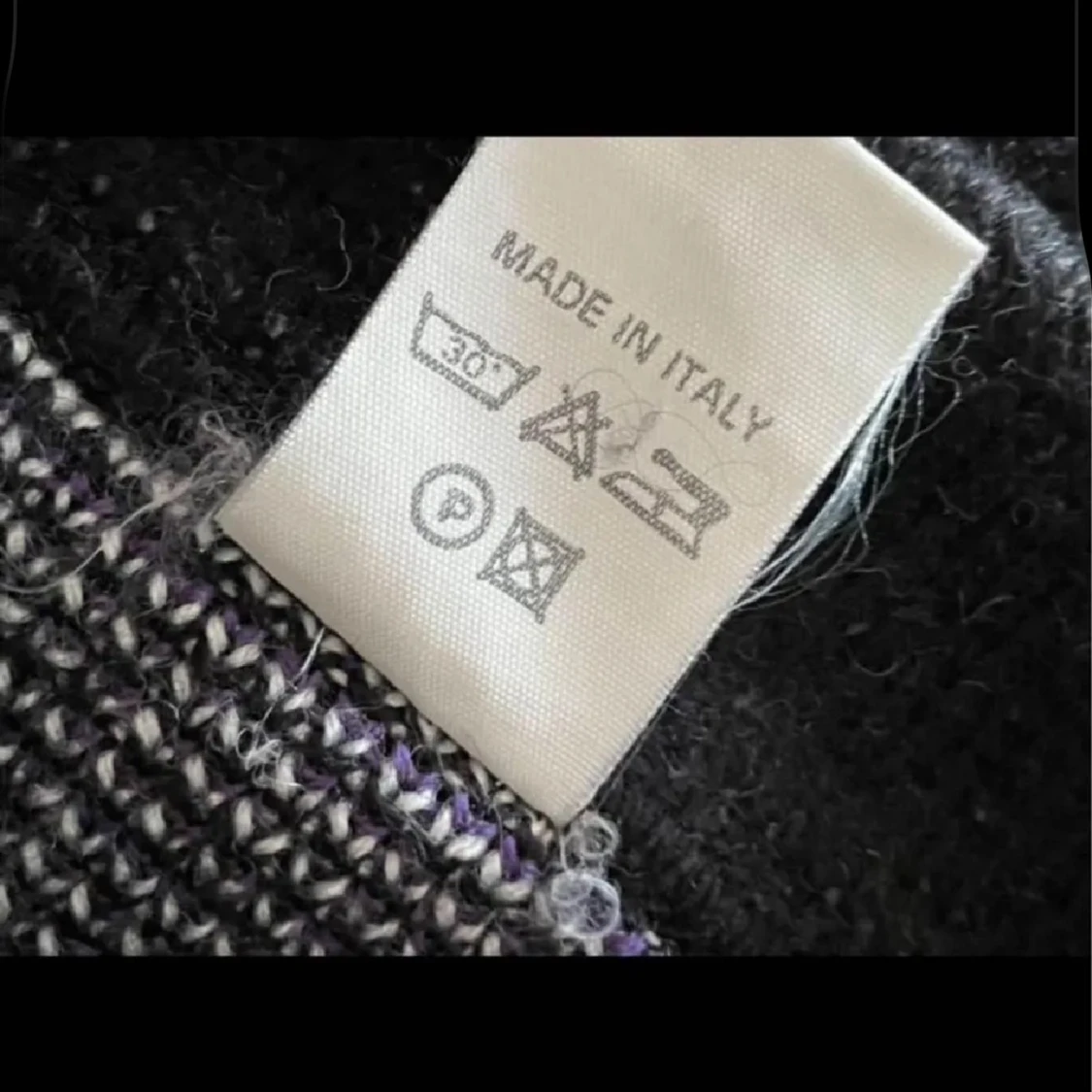 Svart stickad tröja med hundmotiv - 2