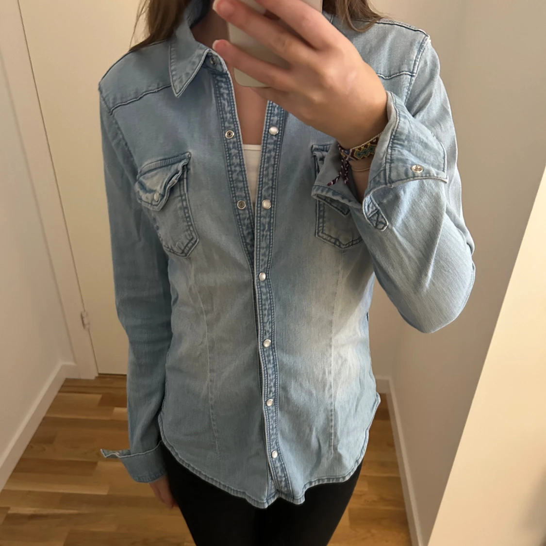 Ljusblå jeansskjorta från H&M Divided