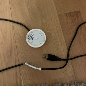 Belysning till poppy bil - Belysning som man sätter under sin poppy luftfräschare i bilen. Lyser olika färger. Aldrig använd 