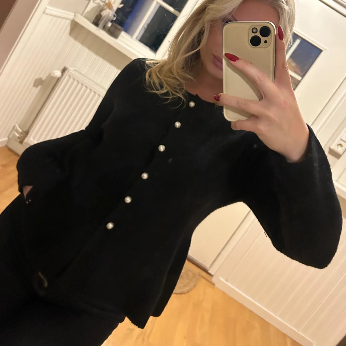 Svart kofta med pärlknappar från J'aime