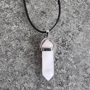 Halsband med vita kristallhänge - Hänge med halsband i läder liknande material samt liten kedjedel. Smyckes storlek: ca 41mm x 13mm  Kedjestorlek: ca 45cm - 50cm Observera att ditt smycke kan skilja sig något från bilderna på grund av naturliga material.🎈Fri frakt❤️