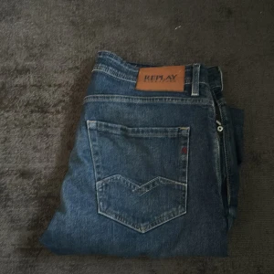 Blå Replay Rocco jeans, storlek W33 L32 - De är i väldigt bra skick.