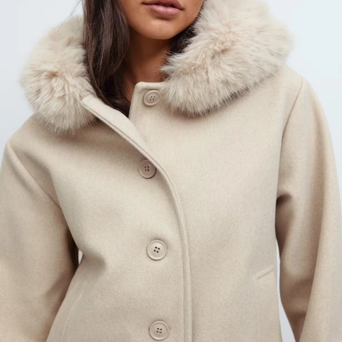 Beige kappa med fluffig krage