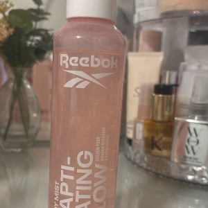 Reebok Captivating Glow Body Mist - Fräsch body mist från Reebok i en rosa plastflaska med vitt lock. Perfekt för att ge huden en återfuktande glow och fräsch känsla under dagen.