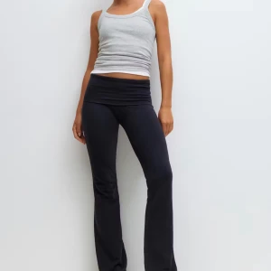 Mörkblå bootcut yogabyxor Gina Tricot - Säljer ett par svarta yogabyxor från Gina Tricot i storlek S. Byxorna har bootcut-modell, bred linning och är tillverkade i mjukt bomullsmaterial med lite stretch. Perfekta för en chill look eller när du vill vara bekväm hela dagen. Knappt använda! Pris diskuteras vid snabb affär 💕💕