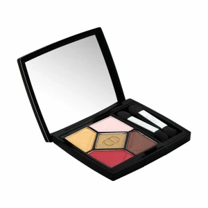 Dior 5 Couleurs ögonskuggspalett - aldrig använd - Dior 5 Couleurs ögonskuggspalett i färgen 837 Devilish. Paletten innehåller fem nyanser: guld, röd, brun, rosa och champagne. Kommer i en lyxig svart dosa med spegel och två applikatorer. Perfekt för att skapa kreativa och färgstarka ögonlooks. Aldrig använd! 💕💕
