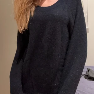 Mörkblå ulltröja - Mysig mörkblå ulltröja tröja med rund halsringning och långa ärmar. Jätte varm och mysig! Tröjan har en loose passform och är perfekt för kyligare dagar. Enkel och stilren design som funkar till det mesta. 