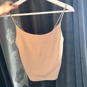 Beige linnetopp från BikBok - Säljer en stilren beige linnetopp från BikBok med tunna justerbara axelband. Storlek S💓