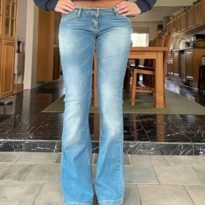 Blå bootcut jeans med ljus tvätt - Snygga blå jeans med bootcut-modell och ljus tvätt. Klassisk femficksdesign, låg midja och lätt slitna detaljer framtill och baktill. Perfekta för dig som gillar en avslappnad men trendig look. Från only