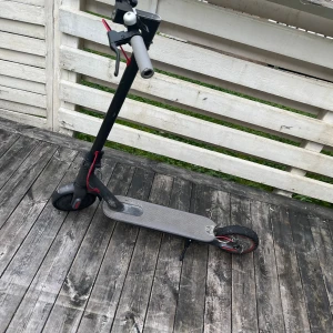 Elscooter Xiaomi M365 - Xiaomi M365 elscooter i bruksskick. Något slitage syns på ståplattan och styret. Displayen är borttagen men medföljer. Extra däck ingår. Perfekt för stadspendling. Laddare och tillbehör kan ingå vid önskemål.