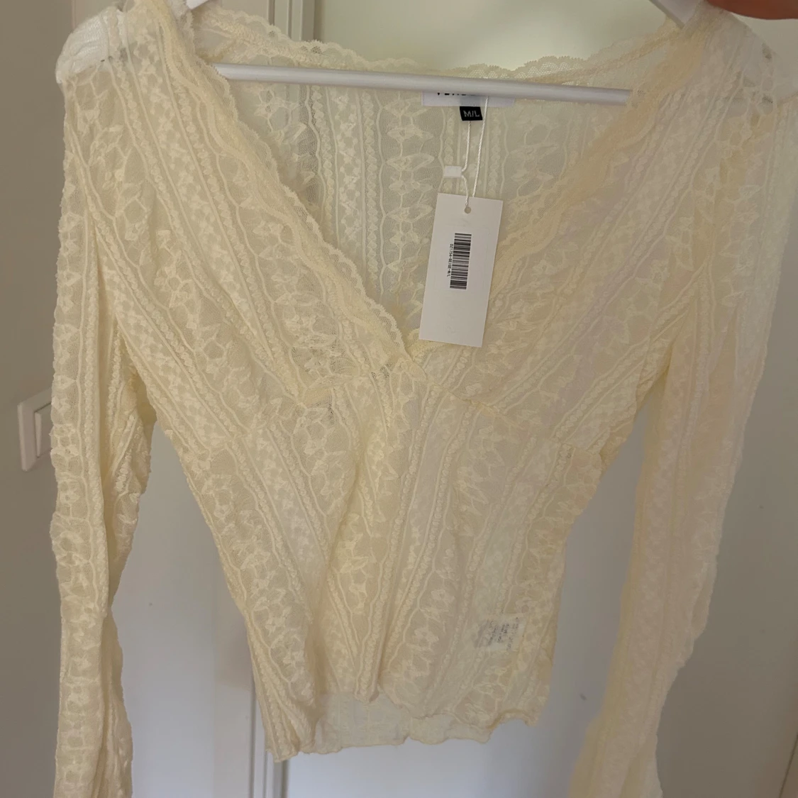 Vit spetsblus med v-ringning från Venderbys - 1