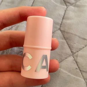 Caia Cosmetics Blush Stick Berry Smoothie - Säljer en Caia Cosmetics Blush Stick i färgen Berry Smoothie. Rougesticket har en krämig formula och kommer i en ljusrosa, rund plastförpackning med silvriga bokstäver. Färgen är en fräsch bärrosa som ger ett naturligt glow till kinderna.