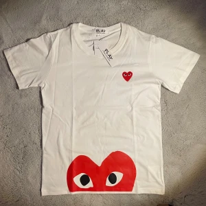 Vit Comme des Garçons Play T-shirt  - Snygg vit t-shirt från Comme des Garçons Play    Helt ny / oanvänd med tag på, priset kan diskuteras, frakt inom 24 timmar 