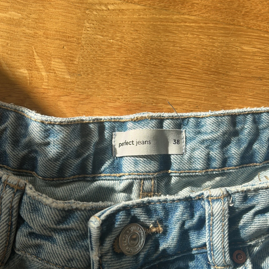 Ljusblå raka jeans från Perfect Jeans Gina Tricot  - 1