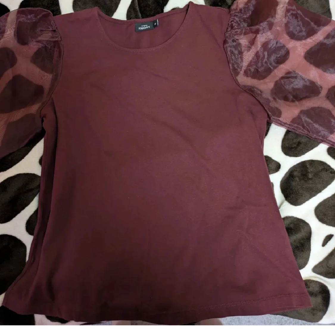 Vinröd topp med puffärmar från KappAhl - 1