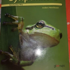 Synpunkt 1b - Upptäck naturens fascinerande värld med Synpunkt 1b! Den här boken är perfekt för dig som läser naturkunskap på gymnasiet och vill förstå mer om djur, växter och miljö. Fylld med spännande bilder och fakta som gör lärandet roligare och mer inspirerande.