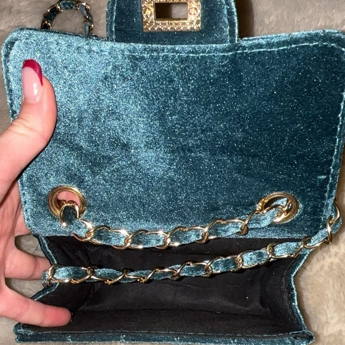 Quiltad blå axelväska. - 2