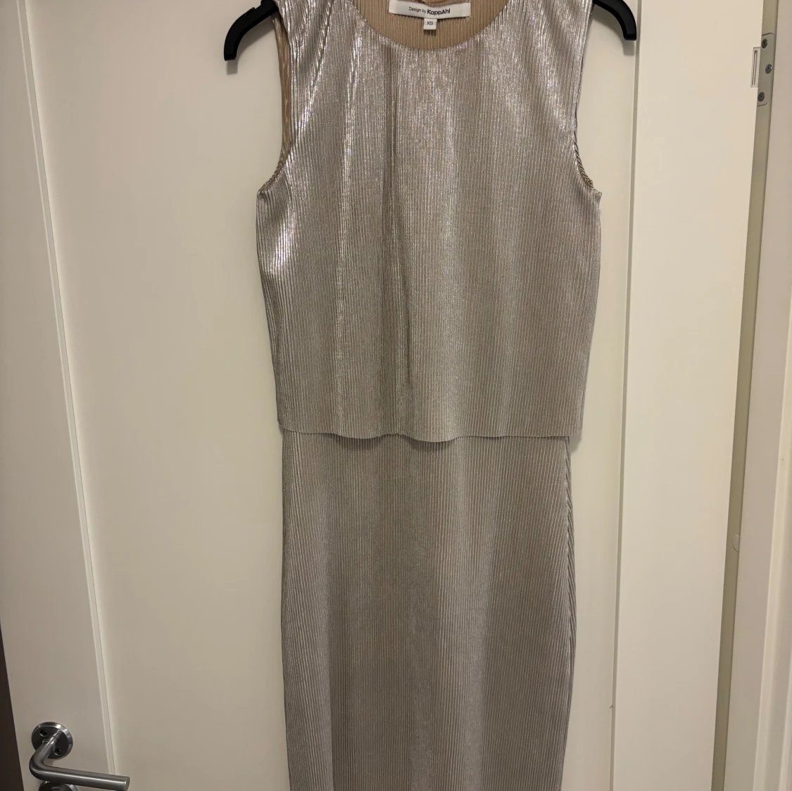 Glittrig silverklänning från KappAhl