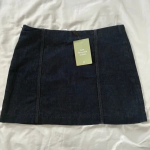 Mörkblå jeanskjol från H&M - Snygg mörkblå jeanskjol från H&M med raka sömmar och klassisk passform. Köpt på Vinted o är aldrig använd. Stl xs🤍