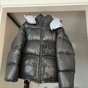  Moncler abbaye pufferjacka  - Köpt 2022 i butiken i Stockholm, kvitto medjöljer. Storleken passar en som har xs. skriv för fler bilder. 