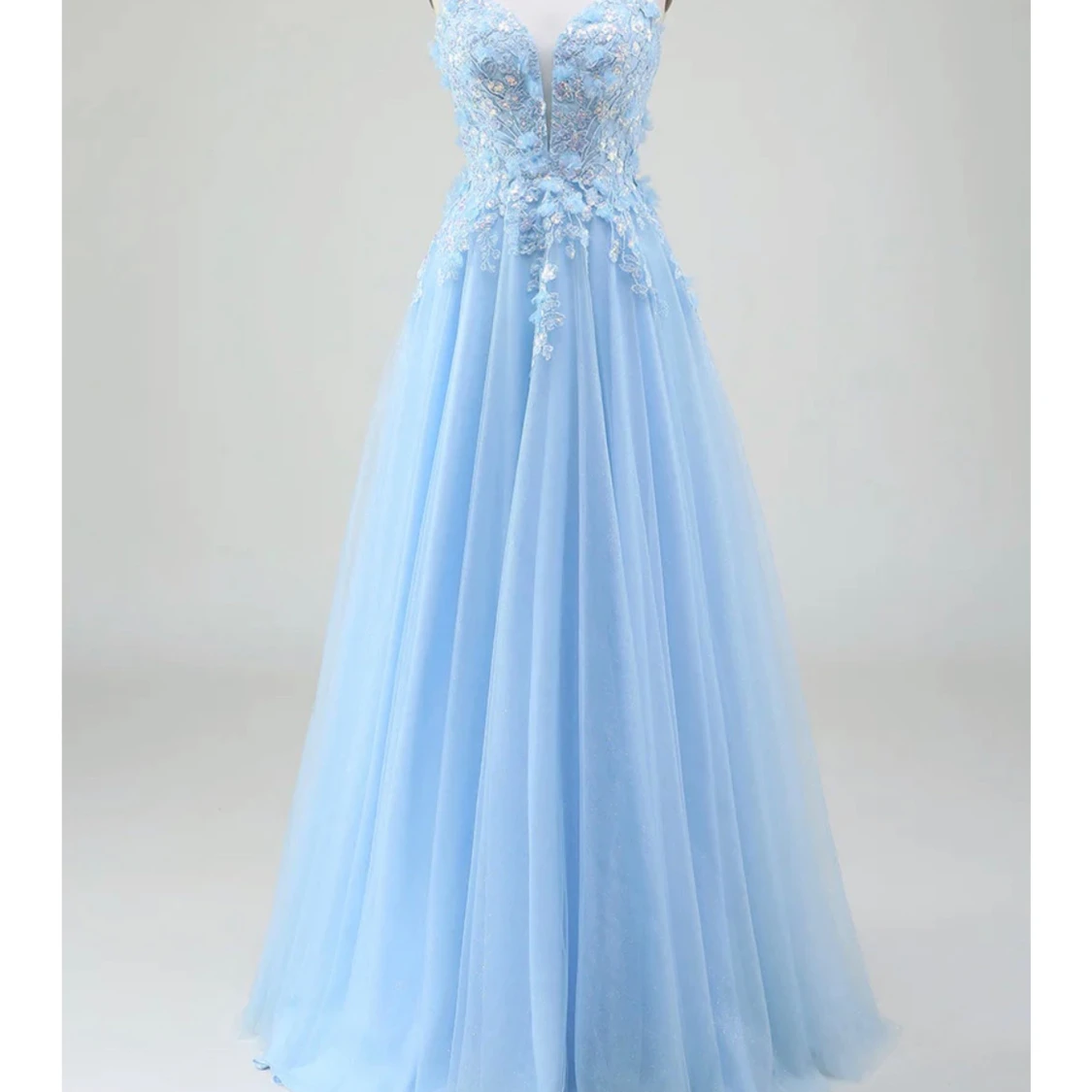 Ljusblå långklänning med spetsdetaljer