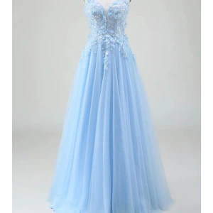 Ljusblå långklänning med spetsdetaljer - Ljusblå balklänning från Zapaka. Säljer den pågrund av att den är för liten för mig. Den är helt ny och ligger i original förpackningen. Ni får skriva om ni vill ha fler bilder. Original pris är 1900kr