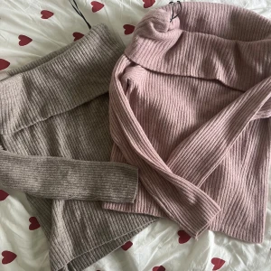 Ribbade off sholder tröja - Säljer nu två stycken off sholder tröjor. En i rosa och en i beige. Säljer båda för 150kr. Frakt tillkommer. 