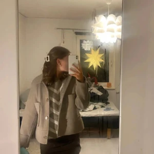 Beige ulljacka från Kappahl - Snygg beige jacka från Kappahl i ullmix. Jackan har en boxig, lite oversized passform Aldrig använd! Supersnygg perfekta höstjackan!!