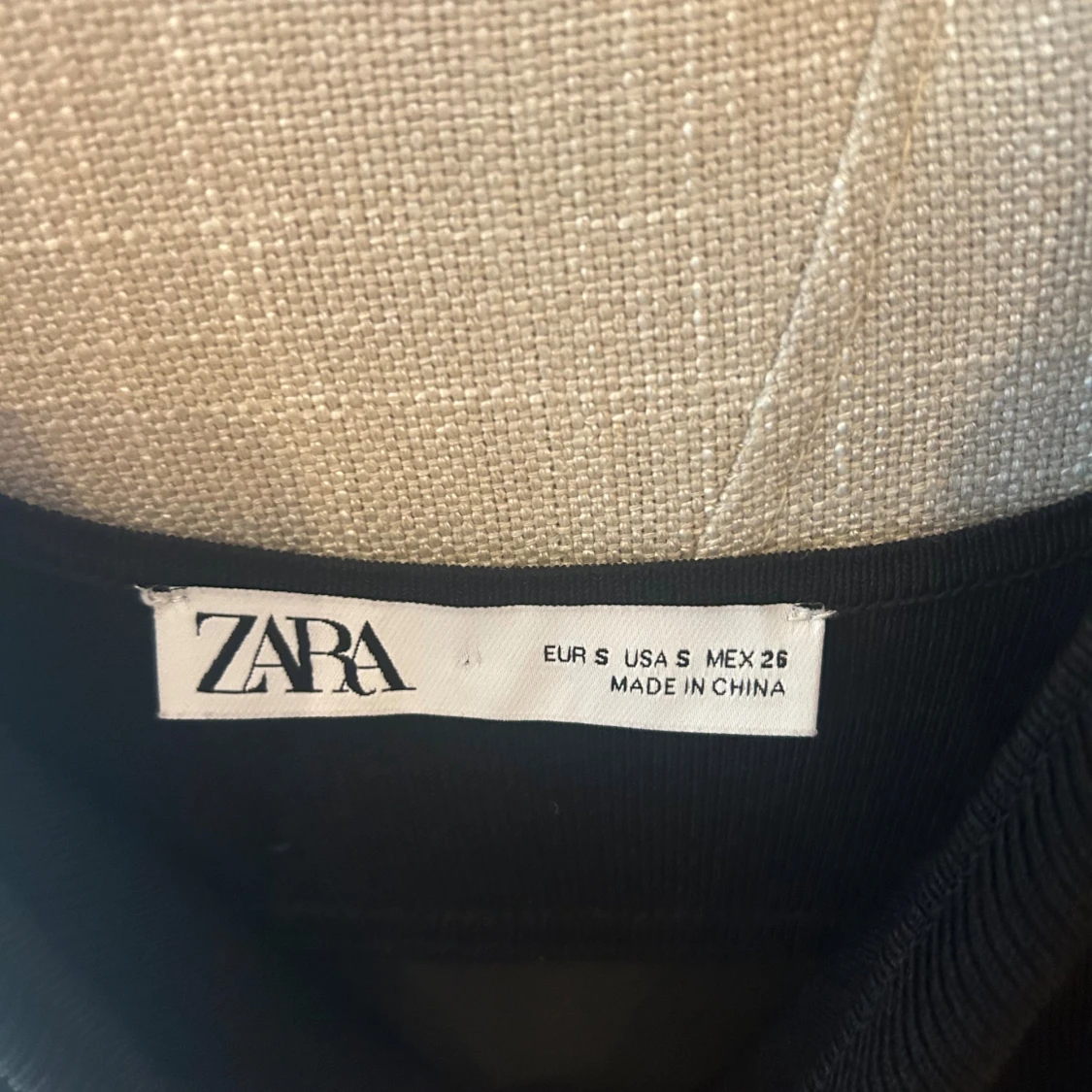 Svart långklänning med meshdetaljer - 4