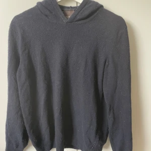 Kashmir Oscar Jacobson hoodie - En riktigt snygg och skön Kashmir hoodie från  Oscar Jacobson. | Passar perfekt nu under kallare väder. | Bra skick men nopprig men enkelt att ta bort, därav ett steal pris. | Hör av er vid frågor!🌟  