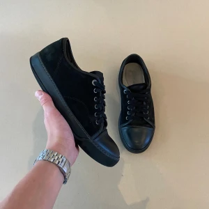 Lanvins - Vi gör ett byte så jag ska också sick med två par Gucci ace skor. Säljer ett par riktigt feta lanvins i helt svart. Skorna är i storlek 41 men är stora i storlek. Skorna är i sick 7/10. Skriv gärna vid funderingar. Pris kan diskuteras ✅👍