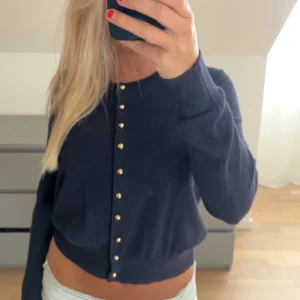 marinblå kofta med guldknappar - jättesöt marinblå kofta med guldiga knappar framtill, helt nytt skick💓💓